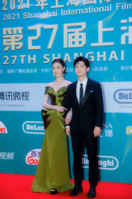 倪妮真是濃顏系大美女，化濃妝配綠裙好顯白，肌膚"反光"太迷人
