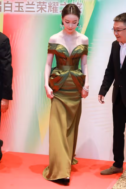 倪妮真是濃顏系大美女，化濃妝配綠裙好顯白，肌膚"反光"太迷人