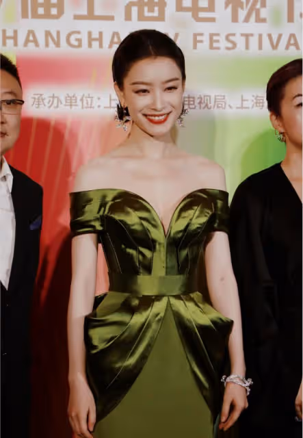 倪妮真是濃顏系大美女，化濃妝配綠裙好顯白，肌膚"反光"太迷人