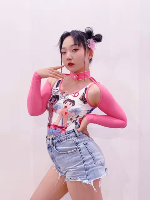 辣目洋子雖然挺有肉感的，但扮起"辣妹"絲毫不遜色，曲線飽滿真美