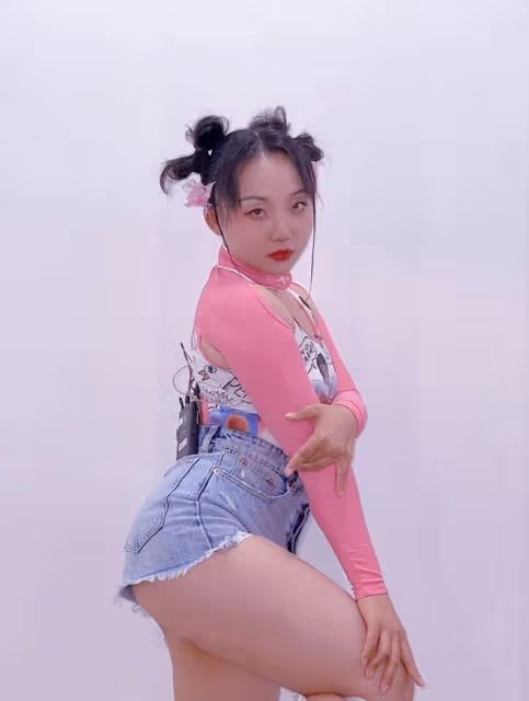 辣目洋子雖然挺有肉感的，但扮起"辣妹"絲毫不遜色，曲線飽滿真美