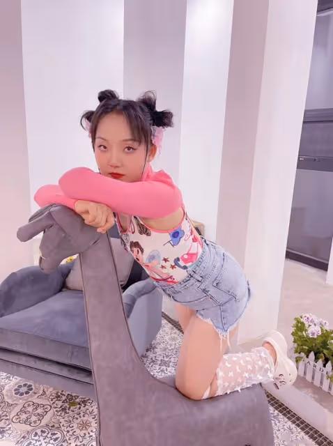 辣目洋子雖然挺有肉感的，但扮起"辣妹"絲毫不遜色，曲線飽滿真美