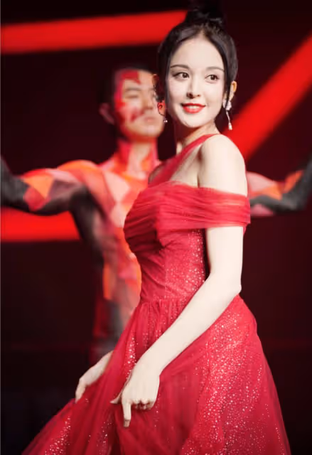 娜扎穿"芝芝莓莓星光裙"真美，雖然妝容濃郁，但配紅裙美得剛好