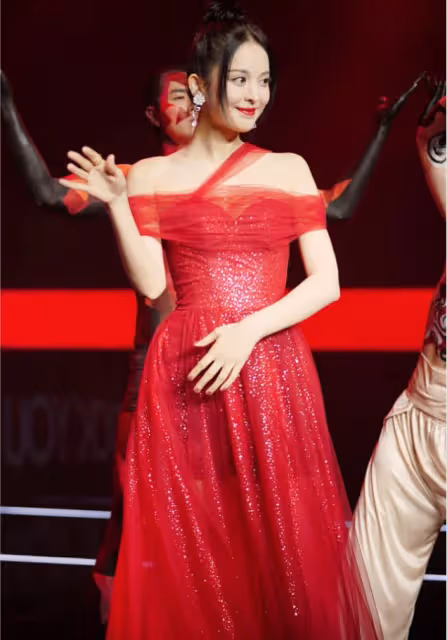 娜扎穿"芝芝莓莓星光裙"真美，雖然妝容濃郁，但配紅裙美得剛好