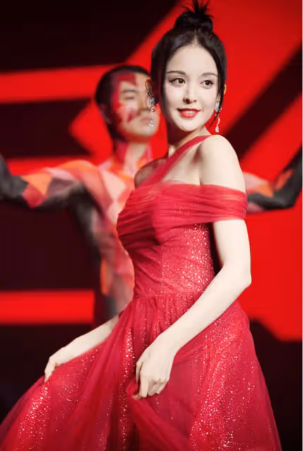 娜扎穿"芝芝莓莓星光裙"真美，雖然妝容濃郁，但配紅裙美得剛好