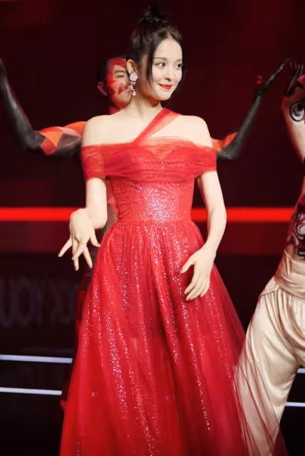 娜扎穿"芝芝莓莓星光裙"真美，雖然妝容濃郁，但配紅裙美得剛好
