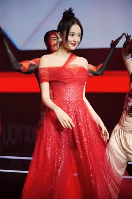 娜扎穿"芝芝莓莓星光裙"真美，雖然妝容濃郁，但配紅裙美得剛好