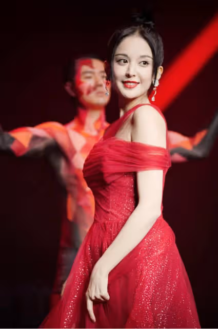 娜扎穿"芝芝莓莓星光裙"真美，雖然妝容濃郁，但配紅裙美得剛好