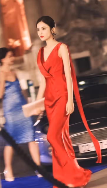 娜扎穿"芝芝莓莓星光裙"真美，雖然妝容濃郁，但配紅裙美得剛好
