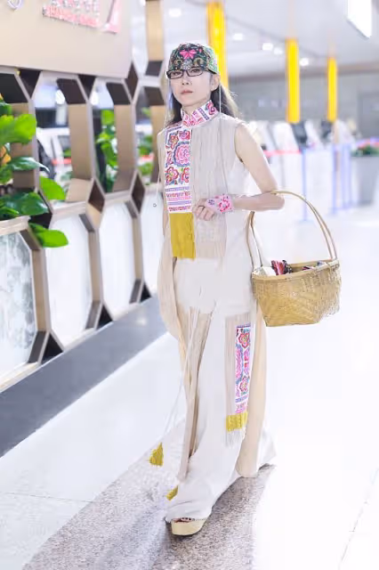 年過六旬的楊麗萍真瘦，穿民族風服飾有些鬆鬆垮垮，胳膊也挺細