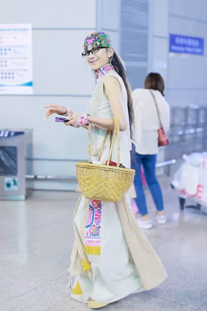 年過六旬的楊麗萍真瘦，穿民族風服飾有些鬆鬆垮垮，胳膊也挺細