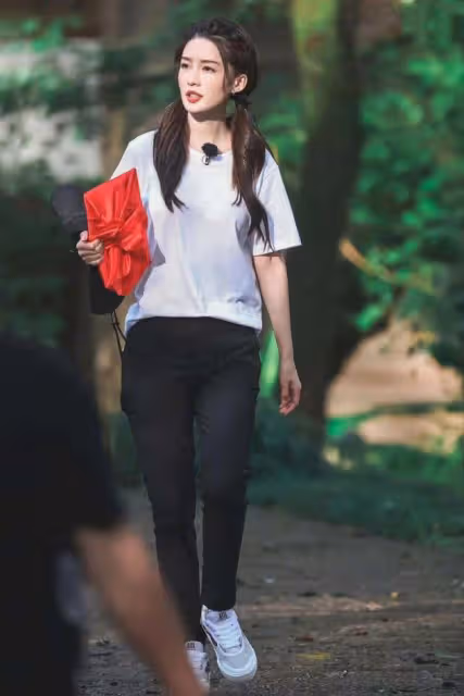 李沁的氣質真挺出圈的，穿簡單服裝也有高級感，扎雙馬尾像學生妹