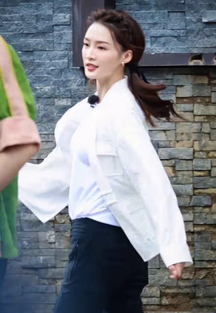 李沁的氣質真挺出圈的，穿簡單服裝也有高級感，扎雙馬尾像學生妹