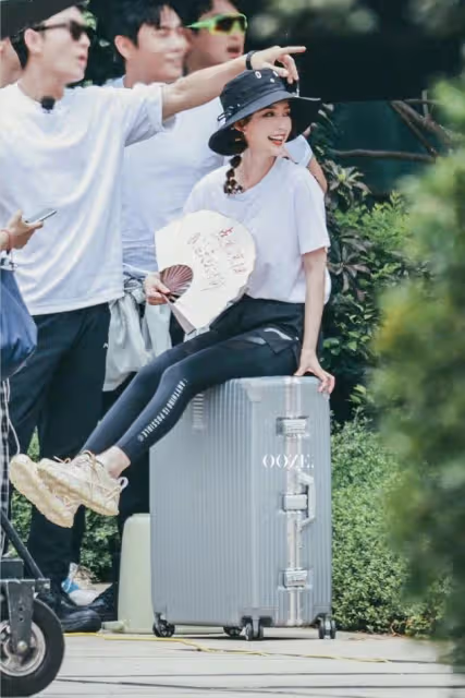 李沁的氣質真挺出圈的，穿簡單服裝也有高級感，扎雙馬尾像學生妹
