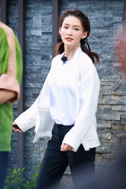 李沁的氣質真挺出圈的，穿簡單服裝也有高級感，扎雙馬尾像學生妹
