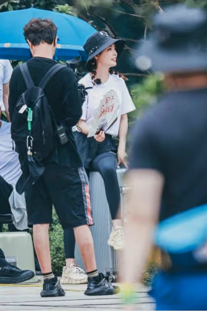 李沁的氣質真挺出圈的，穿簡單服裝也有高級感，扎雙馬尾像學生妹