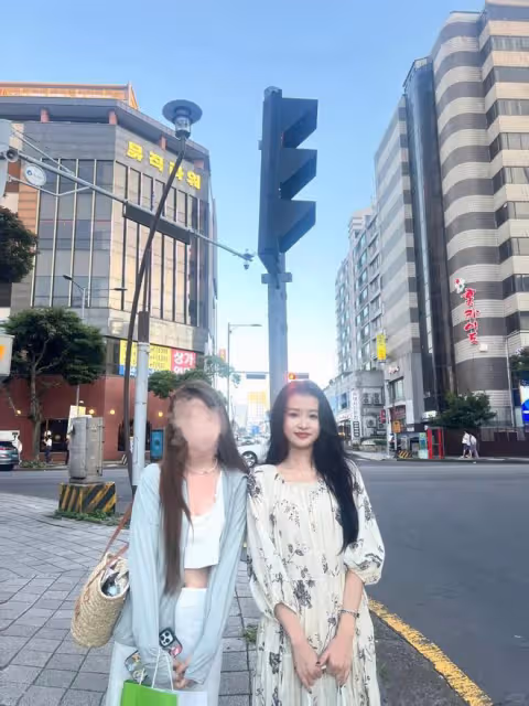 孫怡濟州島被偶遇，身型猛漲鼻頭變大，穿寬鬆長裙遮肚孕味十足！