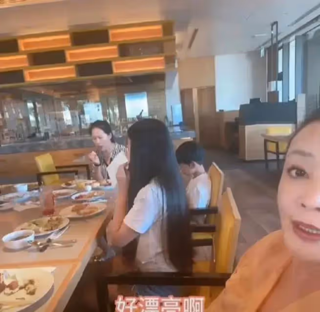 小楊阿姨與汪小菲一家出海吃高檔自助！張蘭感謝她照顧孫子孫女！