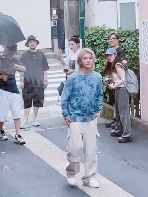 鹿晗現身日本被偶遇，一頭銀髮像漫畫中的美少年，卻被嘲不像男人