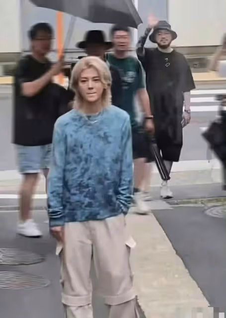 鹿晗現身日本被偶遇，一頭銀髮像漫畫中的美少年，卻被嘲不像男人