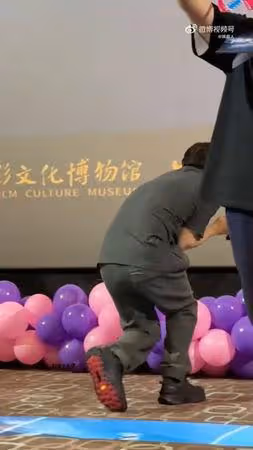 鋒菲依然熱戀ING!謝霆鋒聽觀眾提王菲名字「羞到蜷縮倒退」:這坑逃不掉