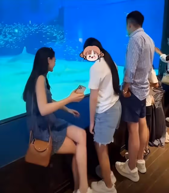 大S會吃醋嗎?汪小菲曬全家福,小梅牽著玥兒的手燦笑