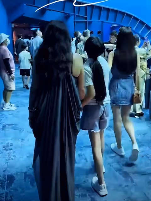 大S會吃醋嗎?汪小菲曬全家福,小梅牽著玥兒的手燦笑