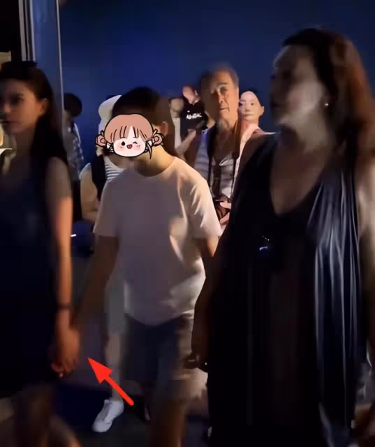 大S會吃醋嗎?汪小菲曬全家福,小梅牽著玥兒的手燦笑