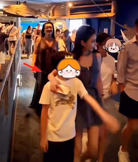 大S會吃醋嗎?汪小菲曬全家福,小梅牽著玥兒的手燦笑