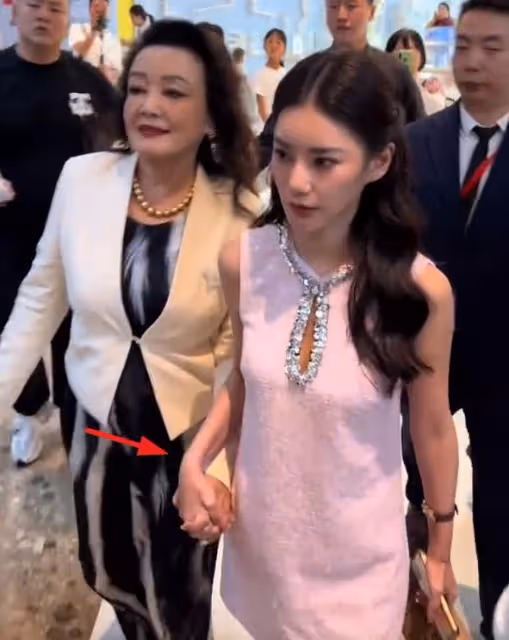大S會吃醋嗎?汪小菲曬全家福,小梅牽著玥兒的手燦笑