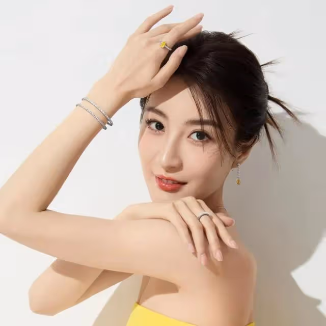 TVB花旦大曬深長事業線,宣布又當老闆!稱富豪老公從旁教導