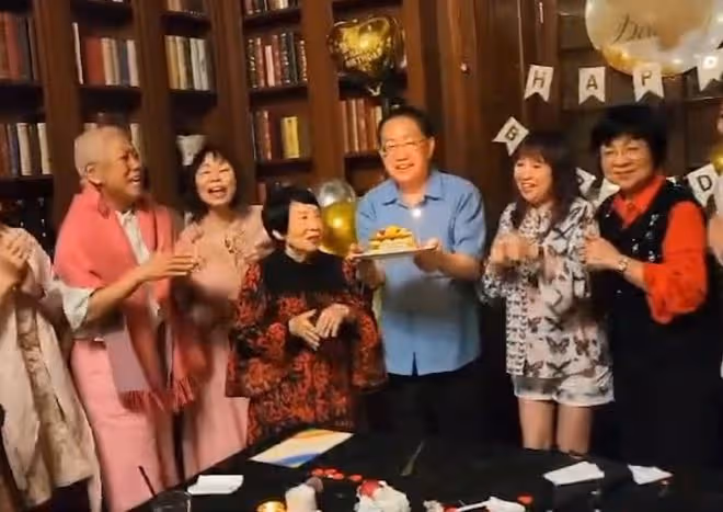 傳身體出事!媽媽一頭短白髮現身!佘詩曼稱離港拍劇不考慮