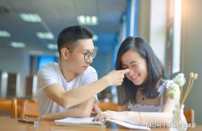被女友戴綠帽我立刻分手,多年後再見面,她卻哭著向我求復合