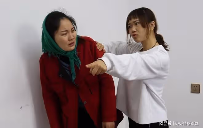 婆婆為了打麻將,竟讓我兒子跟狗玩,我只好帶老公去揭穿她
