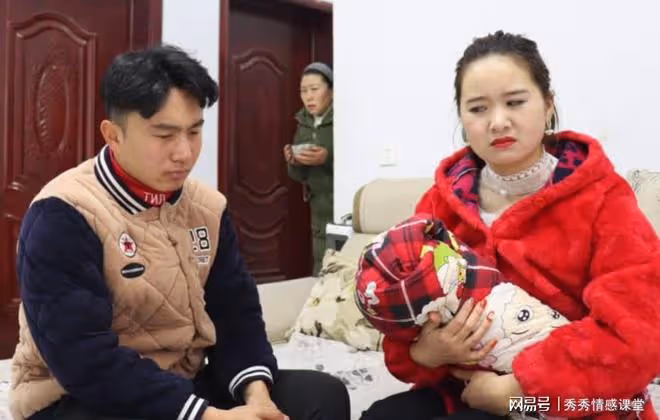 爸媽當了9年的免費保姆，老公下雨天趕他們走，不出2個月報應來了