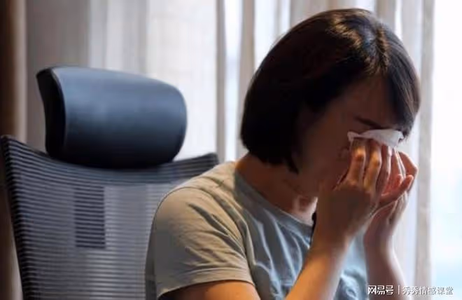 爸媽當了9年的免費保姆，老公下雨天趕他們走，不出2個月報應來了