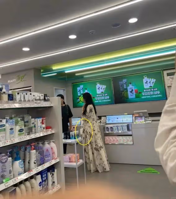 孫怡濟州島被偶遇,身型猛漲鼻頭變大,穿寬鬆長裙飄孕味!