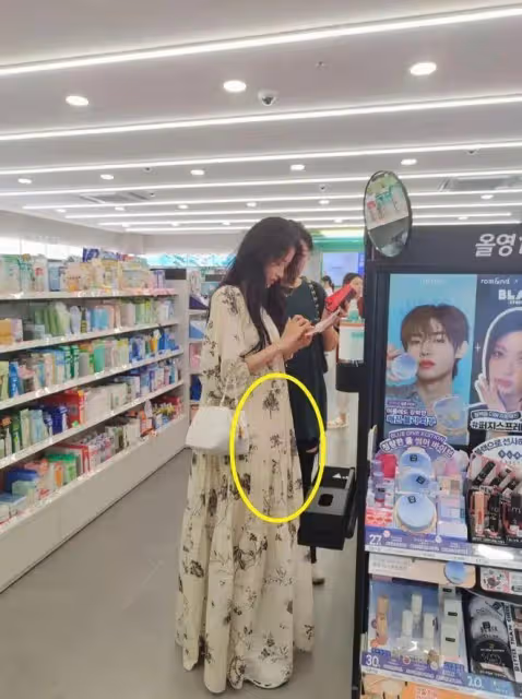孫怡濟州島被偶遇,身型猛漲鼻頭變大,穿寬鬆長裙飄孕味!