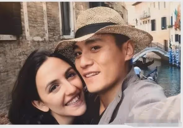 他為照顧重病外國老婆息影多年,如今妻子43歲似50歲,卻恩愛有加