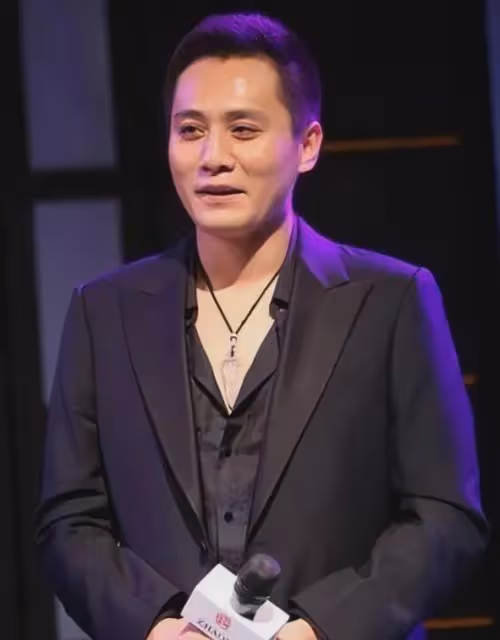 他為照顧重病外國老婆息影多年,如今妻子43歲似50歲,卻恩愛有加
