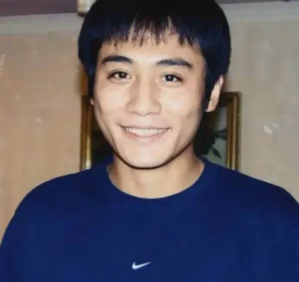 他為照顧重病外國老婆息影多年,如今妻子43歲似50歲,卻恩愛有加