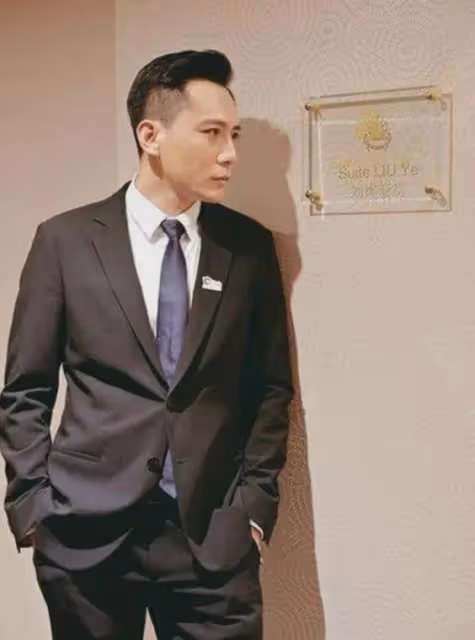 他為照顧重病外國老婆息影多年,如今妻子43歲似50歲,卻恩愛有加