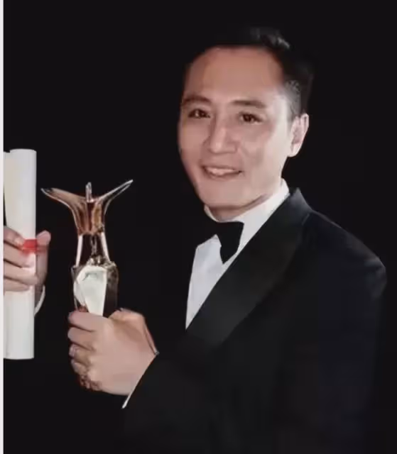 他為照顧重病外國老婆息影多年,如今妻子43歲似50歲,卻恩愛有加