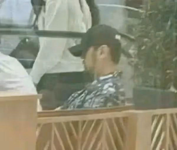 網友杜拜偶遇周杰倫,皮膚黝黑滿臉絡腮鬍,老婆昆凌坐對面好歡樂