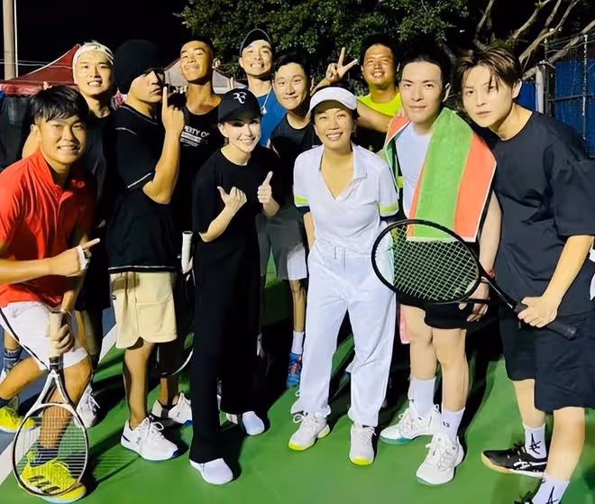 網友杜拜偶遇周杰倫,皮膚黝黑滿臉絡腮鬍,老婆昆凌坐對面好歡樂