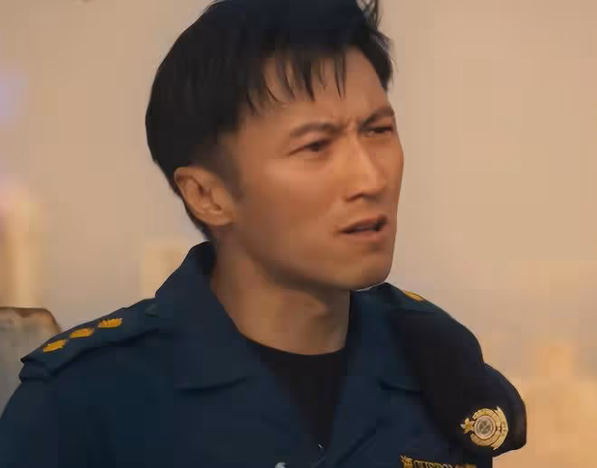 《海關戰線》《默殺》各看一遍,一個上頭,一個看得昏昏欲睡