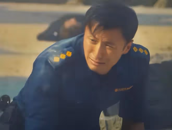 《海關戰線》《默殺》各看一遍,一個上頭,一個看得昏昏欲睡