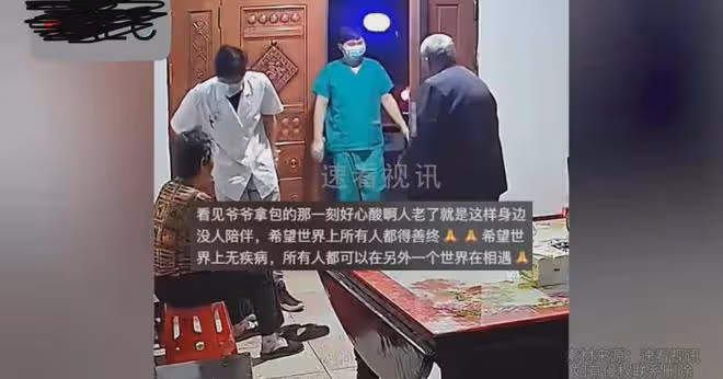 奶奶身體不適被救護車接走，爺爺關燈背包一路陪伴，不料竟是永別