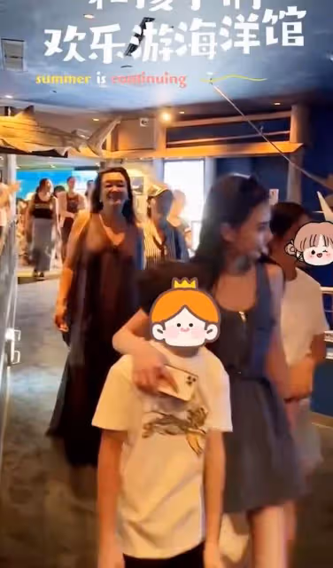 汪小菲一家5口現身,馬筱梅緊牽玥兒似母女,張蘭深V弔帶太吸睛!