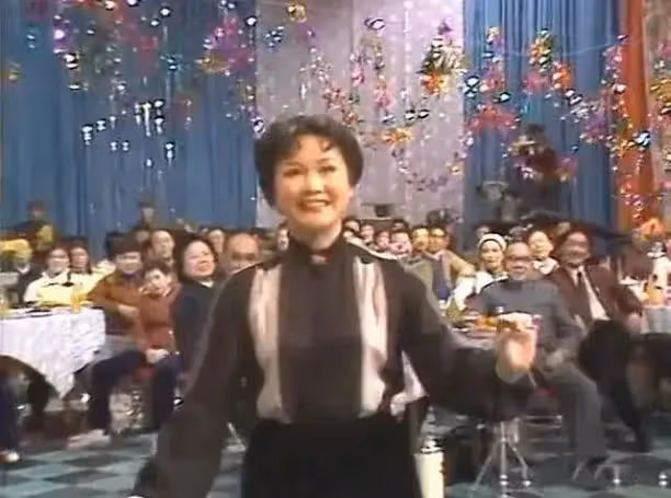 違反規定唱禁曲,開口大罵觀眾,現場一片混亂,這屆春晚成巔峰